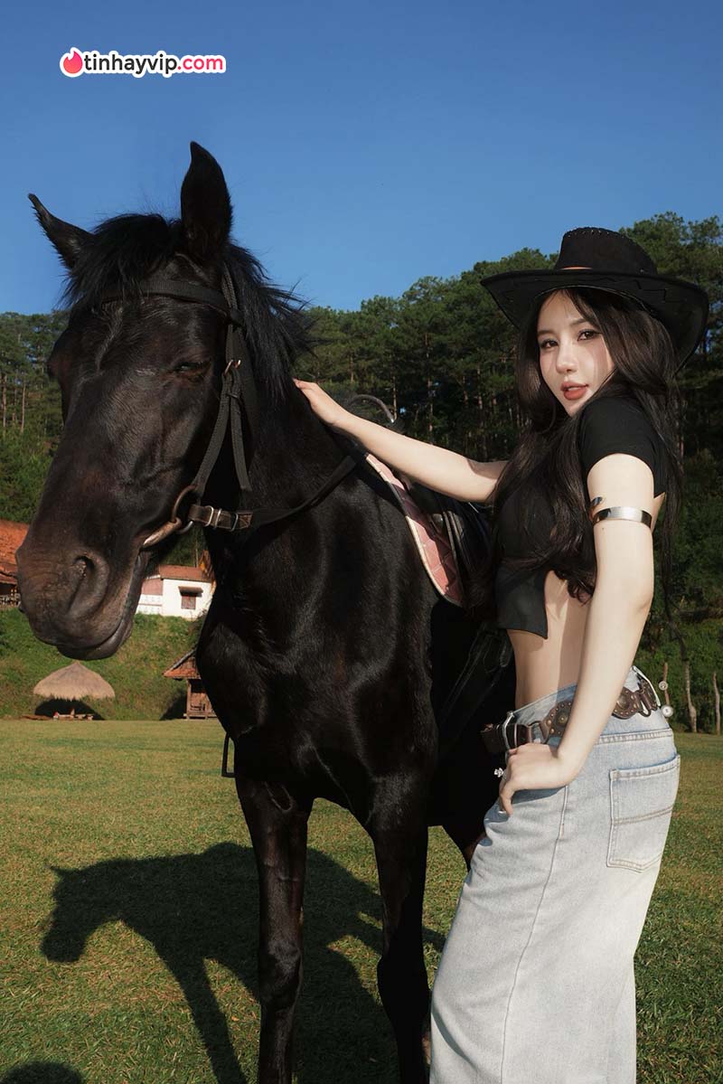 Thanh Hằng khoe nét đẹp thần thái trên lưng ngựa