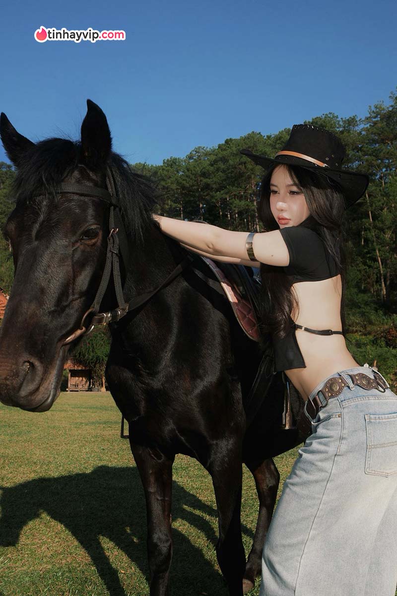 Thanh Hằng khoe nét đẹp thần thái trên lưng ngựa