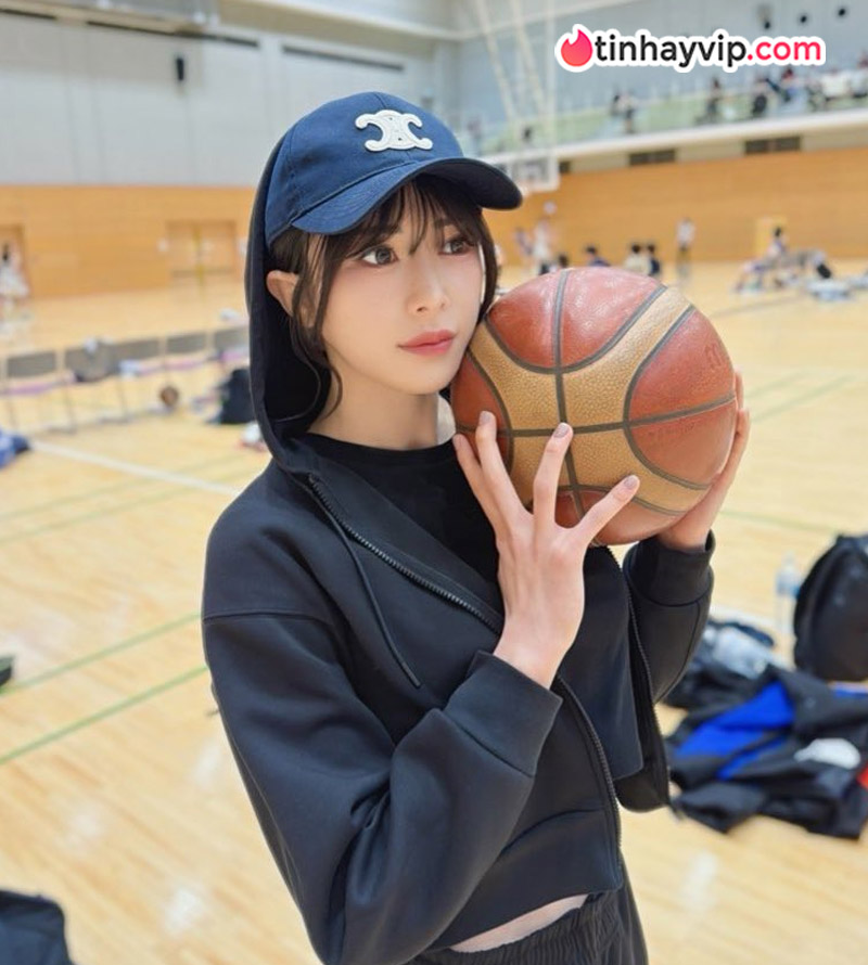 Diễn viên AV Tsujii Honoka bất ngờ được đội tuyển bóng rổ mời thử việc