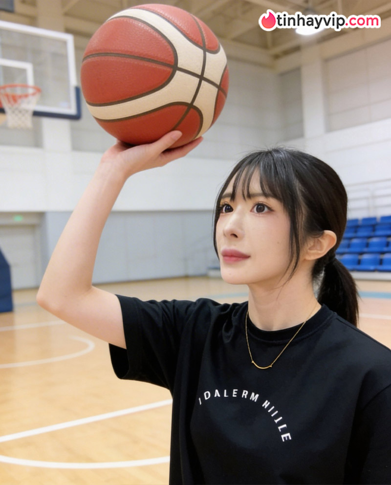 Diễn viên AV Tsujii Honoka bất ngờ được đội tuyển bóng rổ mời thử việc