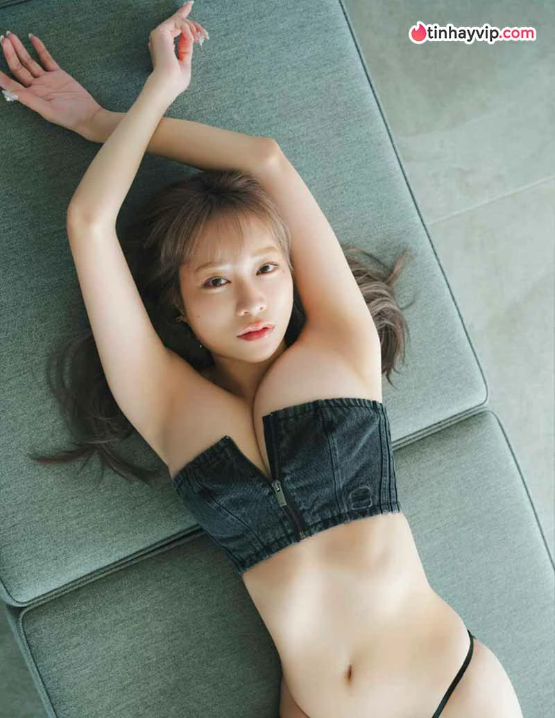 Aoi Haru khoe body "hack game" cực nóng bỏng trên tạp chí