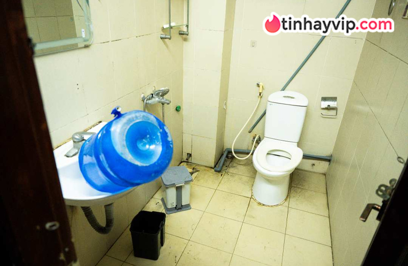 Bé gái 4 tuổi bị bạo hành dẫn đến tử vong, mẹ ruột và cha dượng bị khởi tố tội Giết người
