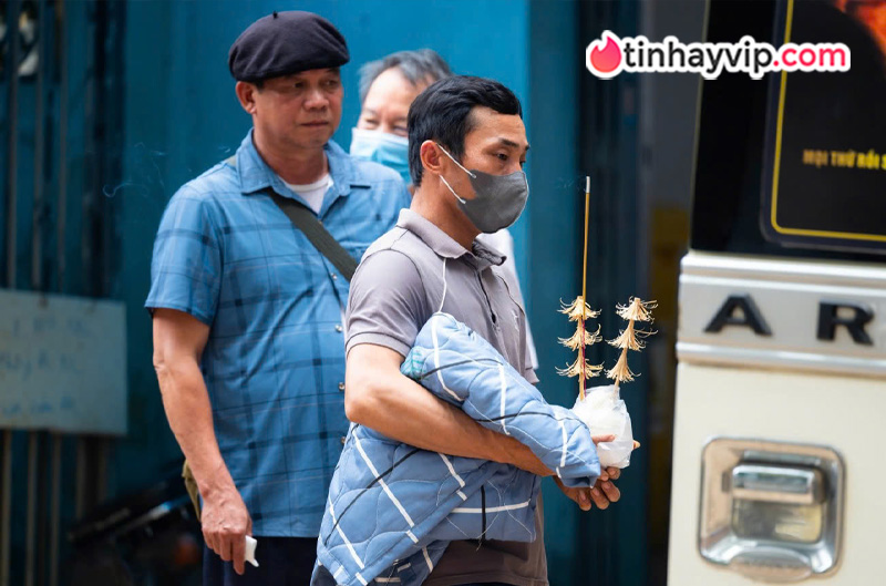 Bé gái 4 tuổi bị bạo hành dẫn đến tử vong, mẹ ruột và cha dượng bị khởi tố tội Giết người