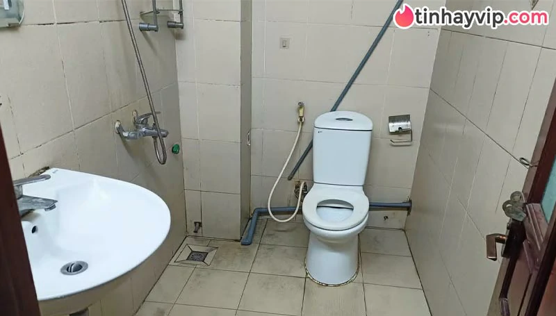 Bé gái 4 tuổi bị bạo hành dẫn đến tử vong, mẹ ruột và cha dượng bị khởi tố