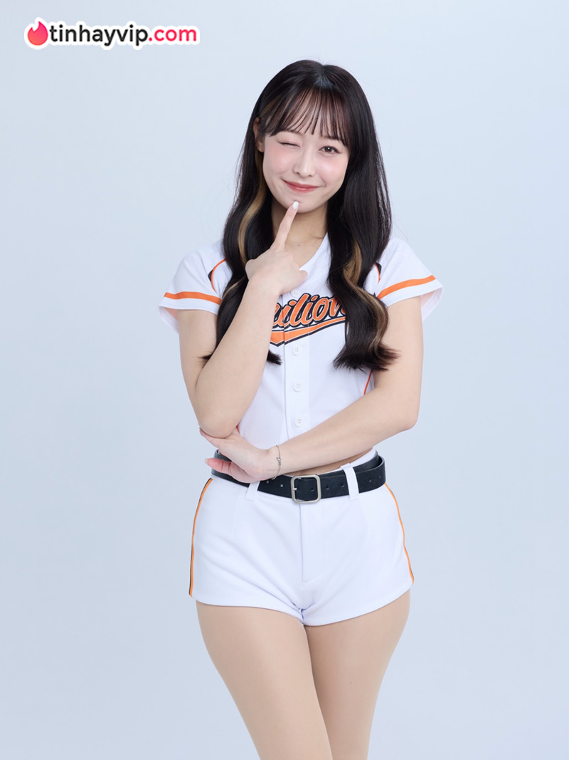 Rũ bỏ hình tượng nàng thơ, Chihiro quyết đốt cháy MXH với bộ bikini khoét sâu quyến rũ