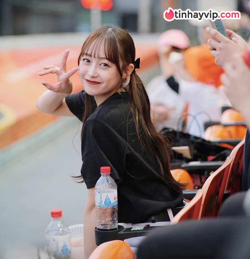 Rũ bỏ hình tượng nàng thơ, Chihiro quyết đốt cháy MXH với bộ bikini khoét sâu quyến rũ