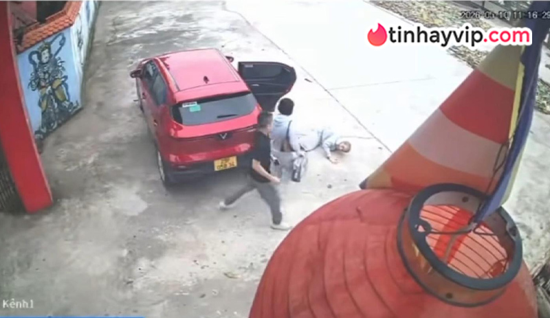 Xót xa cụ ông bị bỏ lại trước cổng chùa tại Hải Phòng khiến CĐM bức xúc