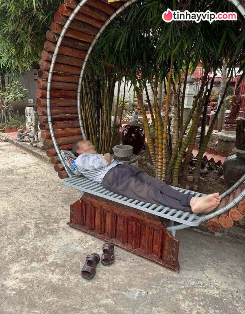 Xót xa cụ ông bị bỏ lại trước cổng chùa tại Hải Phòng khiến CĐM bức xúc