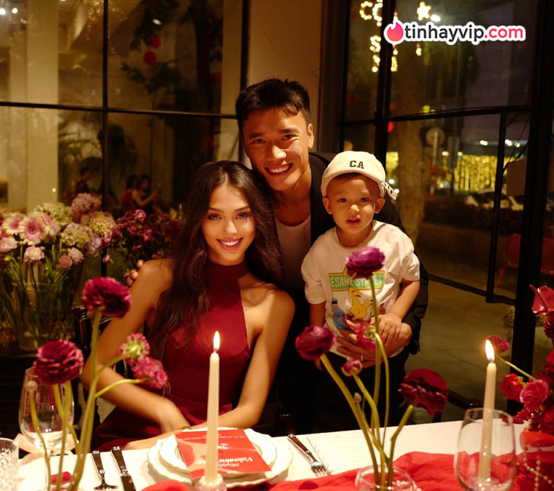 Dianka Zakhidova gây bão với ánh mắt sát khí khi đi xem show nghệ thuật cùng chồng
