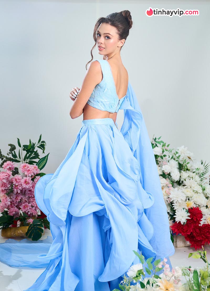 Dianka Zakhidova gây bão với ánh mắt sát khí khi đi xem show nghệ thuật cùng chồng