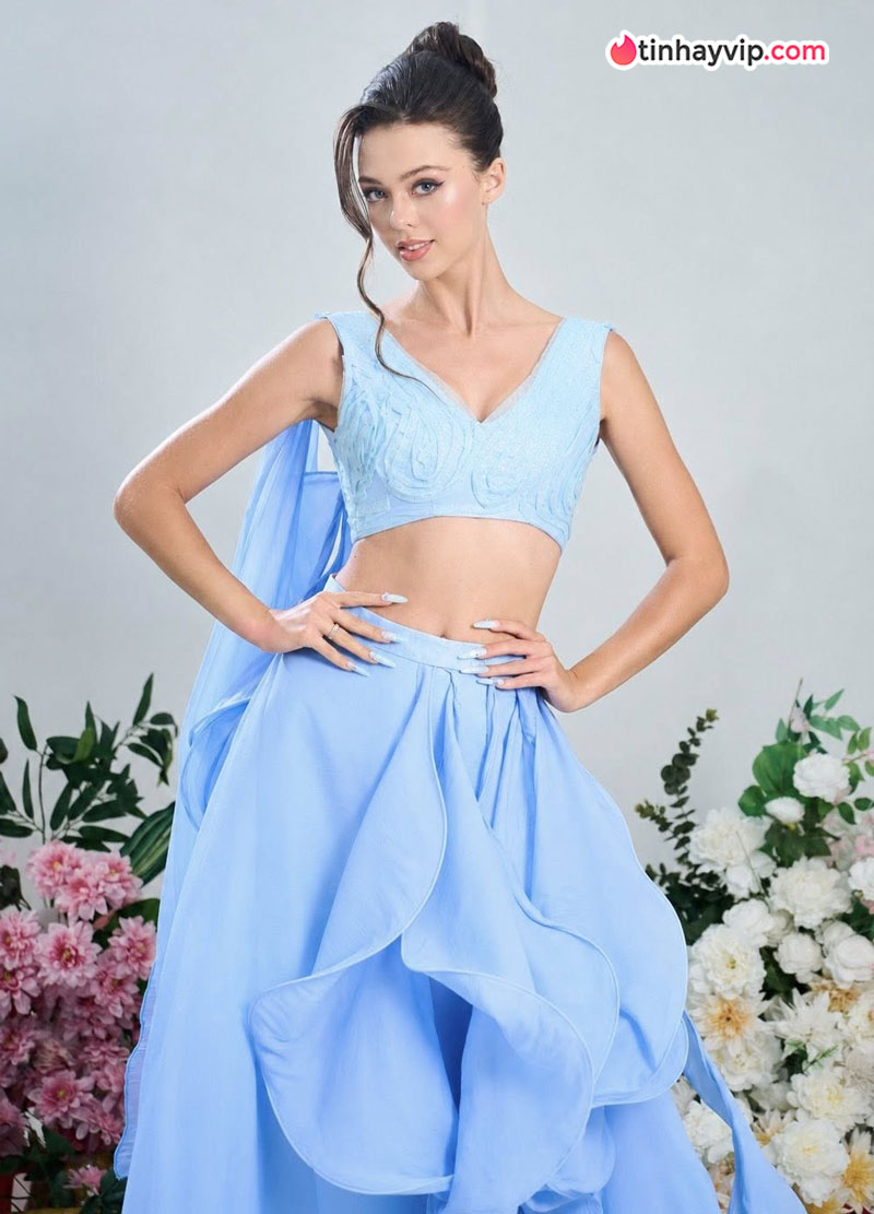 Dianka Zakhidova gây bão với ánh mắt sát khí khi đi xem show nghệ thuật cùng chồng