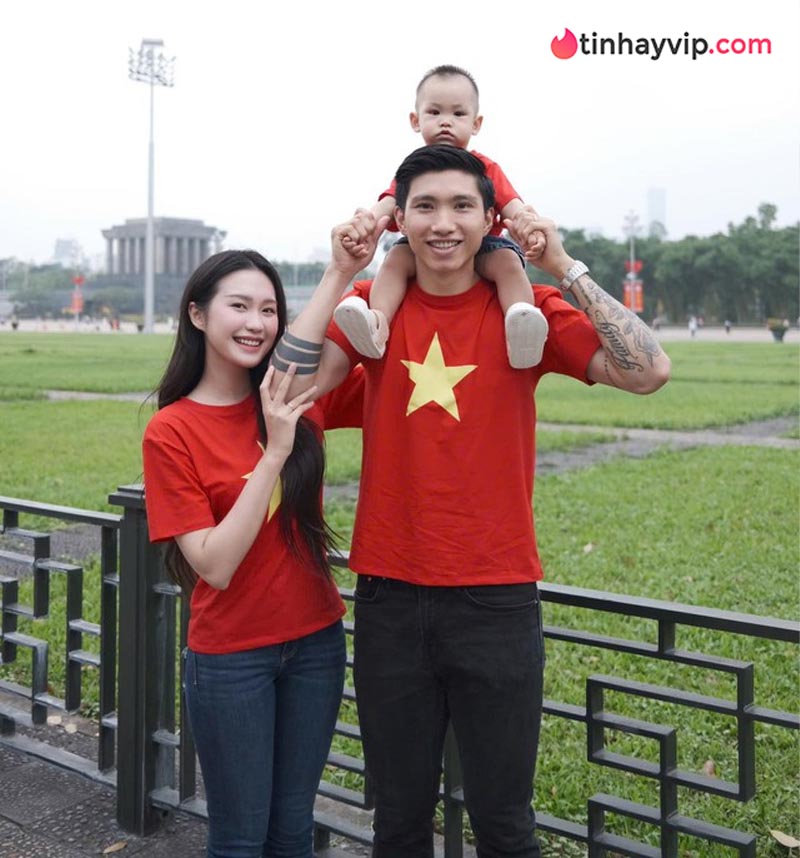 Doãn Hải My gây sốt MXH với vẻ đẹp giản dị khi về quê chồng phơi thóc