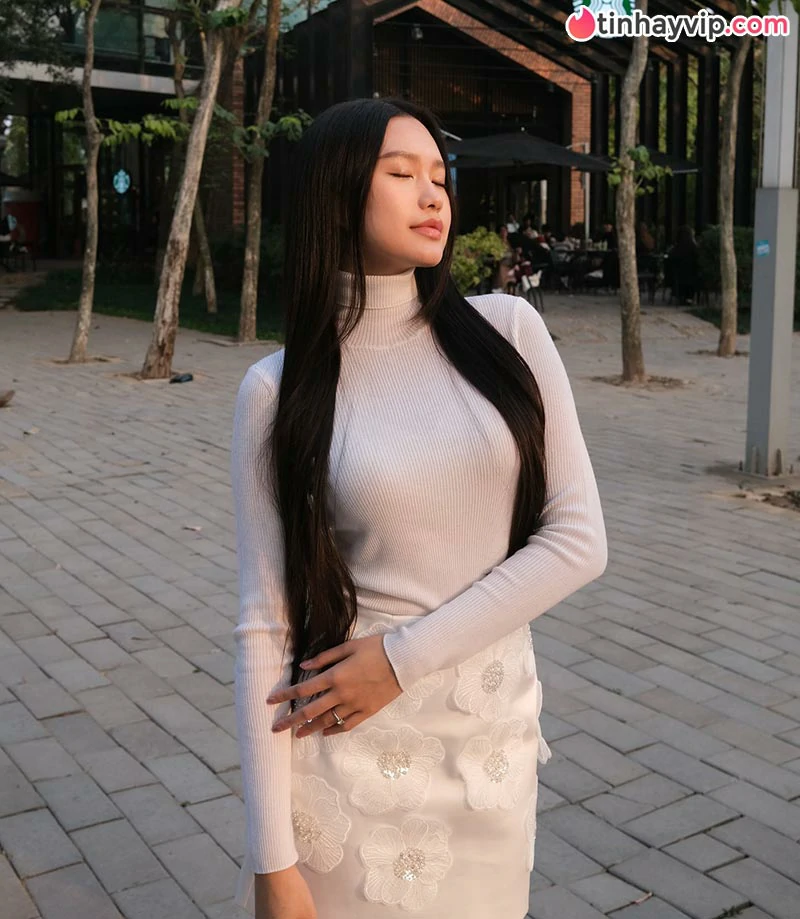Doãn Hải My gây sốt MXH với vẻ đẹp giản dị khi về quê chồng phơi thóc