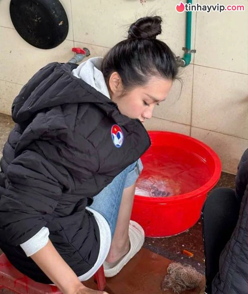 Doãn Hải My gây sốt MXH với vẻ đẹp giản dị khi về quê chồng phơi thóc