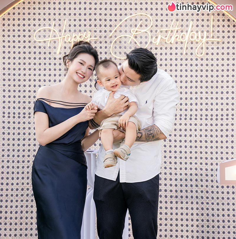 Doãn Hải My gây sốt MXH với vẻ đẹp giản dị khi về quê chồng phơi thóc