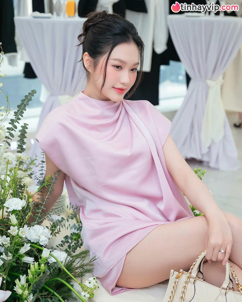 Doãn Hải My gây sốt MXH với vẻ đẹp giản dị khi về quê chồng phơi thóc
