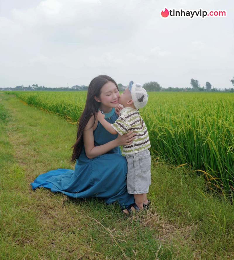 Doãn Hải My gây sốt MXH với vẻ đẹp giản dị khi về quê chồng phơi thóc