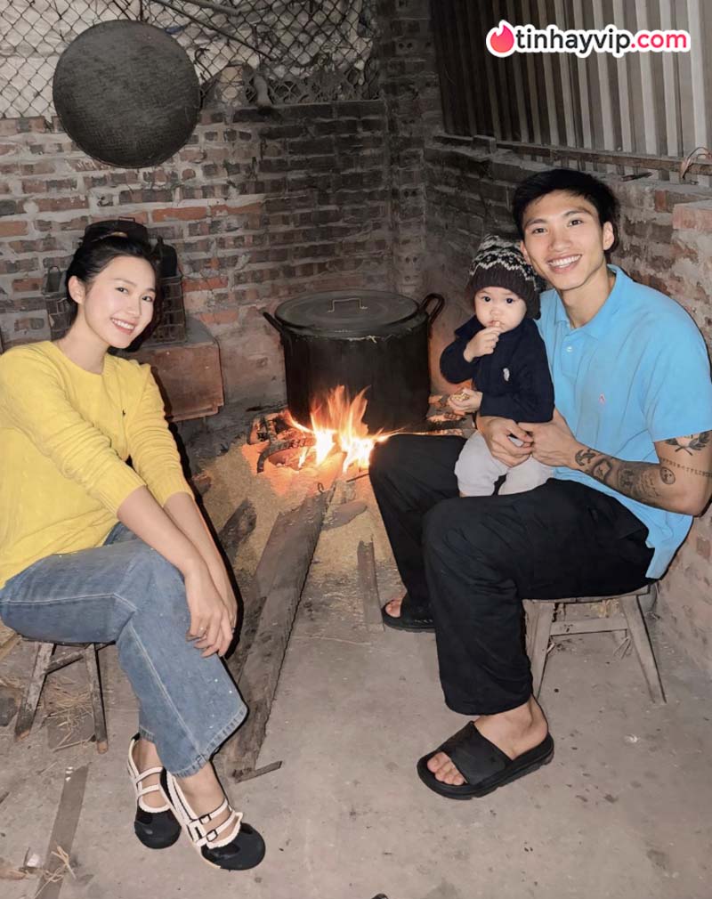 Doãn Hải My gây sốt MXH với vẻ đẹp giản dị khi về quê chồng phơi thóc
