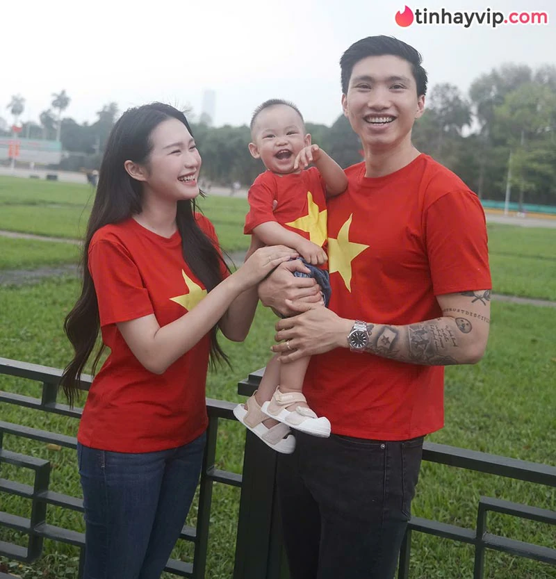 Doãn Hải My gây sốt MXH với vẻ đẹp giản dị khi về quê chồng phơi thóc