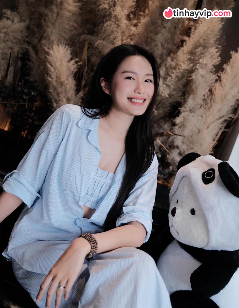 Doãn Hải My gây sốt MXH với vẻ đẹp giản dị khi về quê chồng phơi thóc