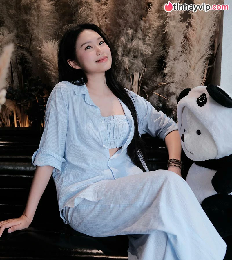 Doãn Hải My gây sốt MXH với vẻ đẹp giản dị khi về quê chồng phơi thóc