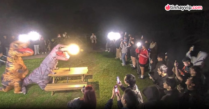 Đang viral: Chiếc bàn gỗ ở thảo nguyên Qingtiangang gây sốt sau "sự cố" của cặp đôi