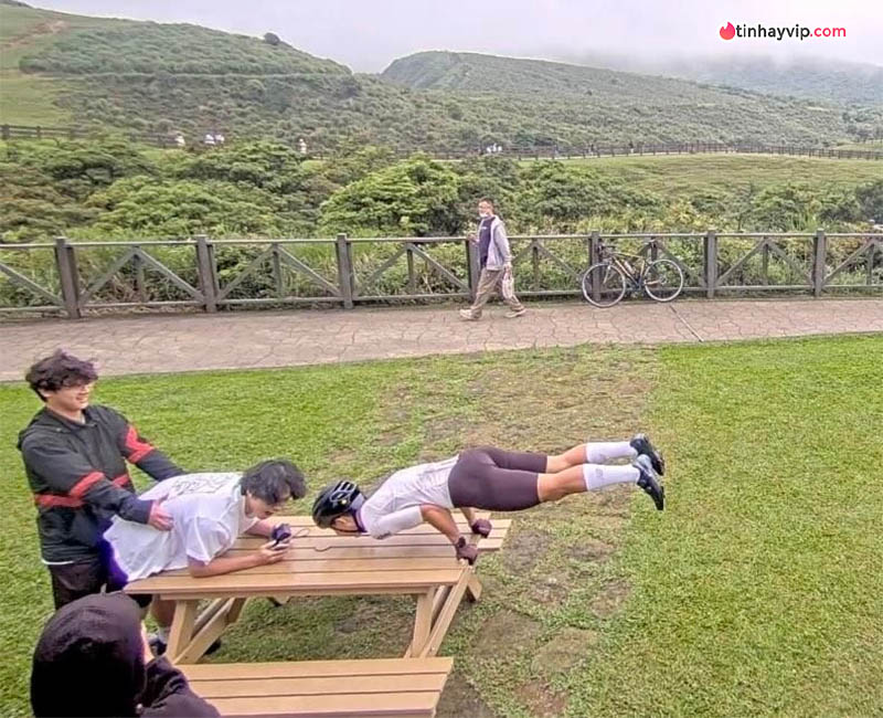 Đang viral: Chiếc bàn gỗ ở thảo nguyên Qingtiangang gây sốt sau "sự cố" của cặp đôi