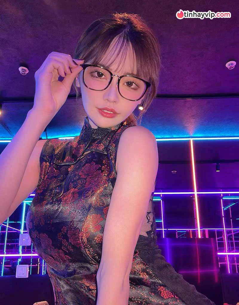 Eimi Fukada gây sốt khi đăng ảnh ôm trọn vòng 1 bạn diễn