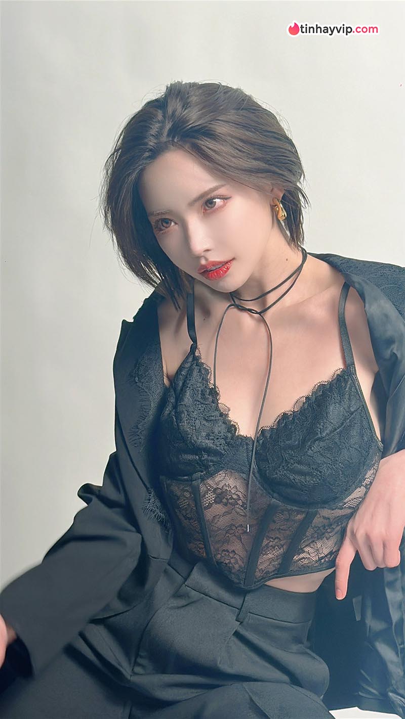 Eimi Fukada gây sốt khi đăng ảnh ôm trọn vòng 1 bạn diễn