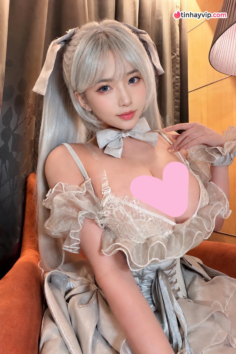 Eimi Fukada gây sốt khi đăng ảnh ôm trọn vòng 1 bạn diễn