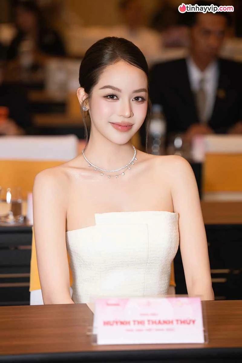 Huỳnh Thị Thanh Thủy hiếm hoi hở bạo khoe cơ thể nuột nà