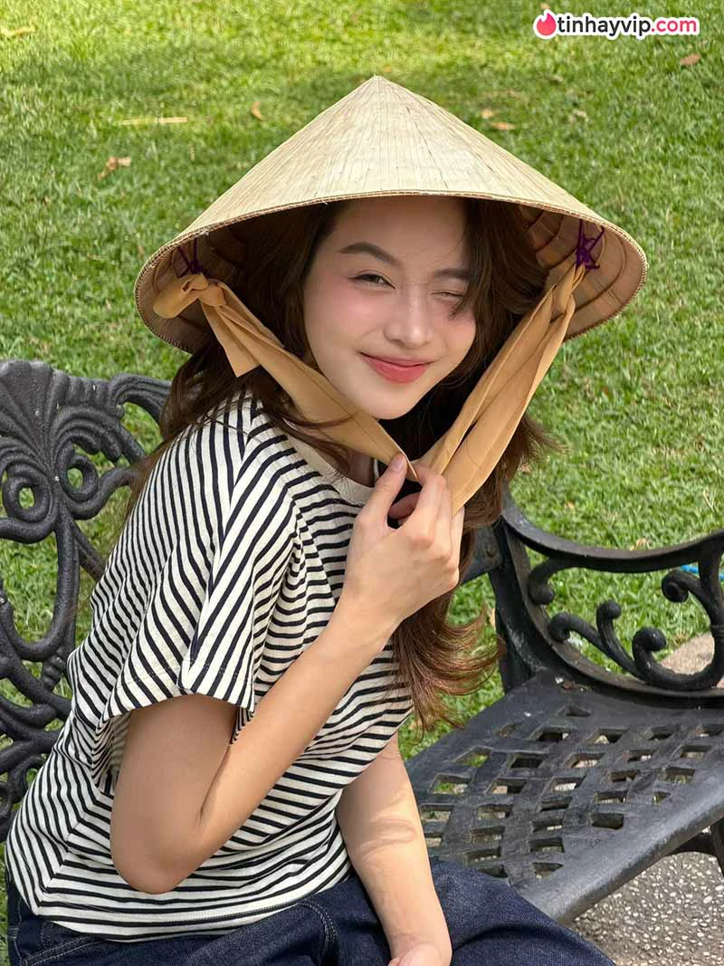 Huỳnh Thị Thanh Thủy hiếm hoi hở bạo khoe cơ thể nuột nà
