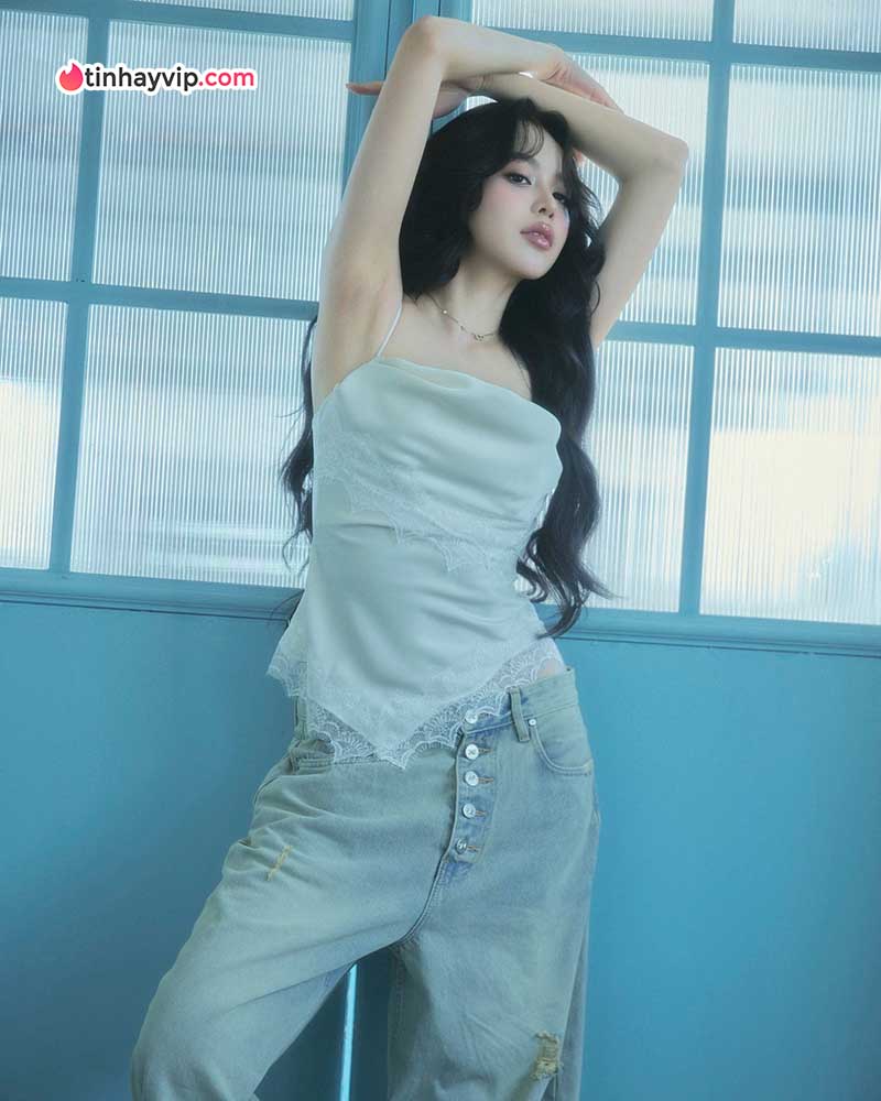 Huỳnh Thị Thanh Thủy hiếm hoi hở bạo khoe cơ thể nuột nà