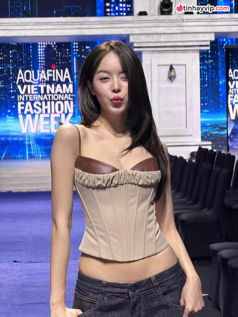 Huỳnh Thị Thanh Thủy hiếm hoi hở bạo khoe cơ thể nuột nà