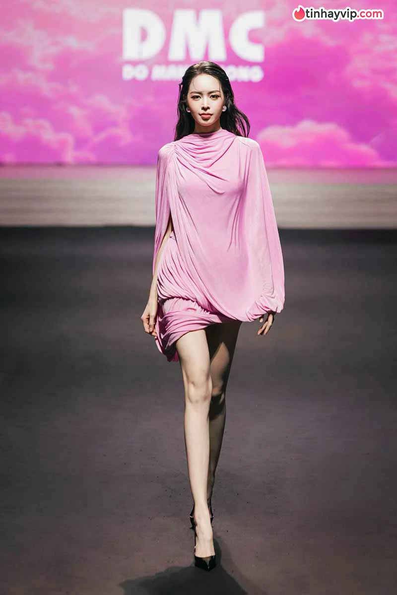 Huỳnh Thị Thanh Thủy hiếm hoi hở bạo khoe cơ thể nuột nà