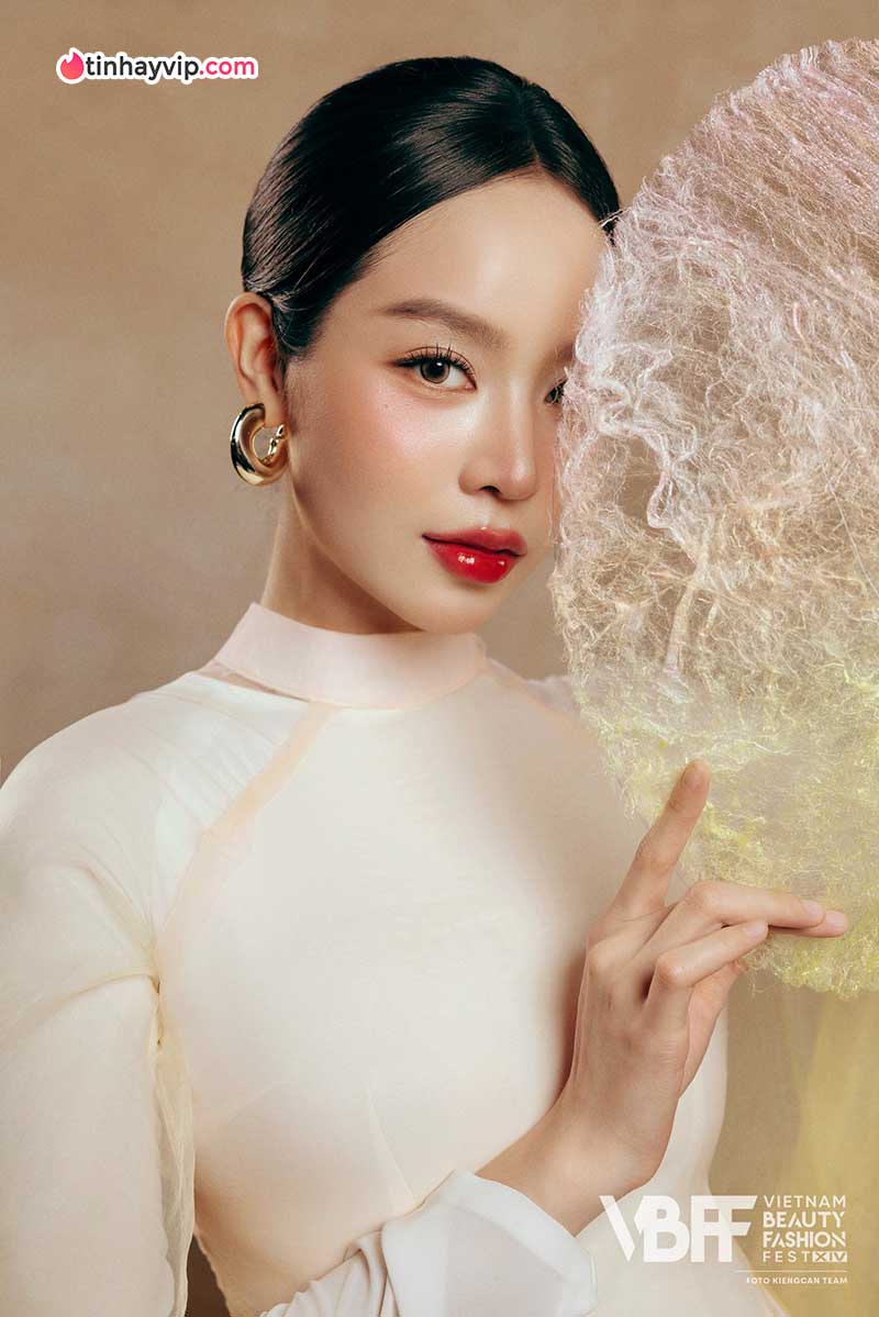 Huỳnh Thị Thanh Thủy hiếm hoi hở bạo khoe cơ thể nuột nà