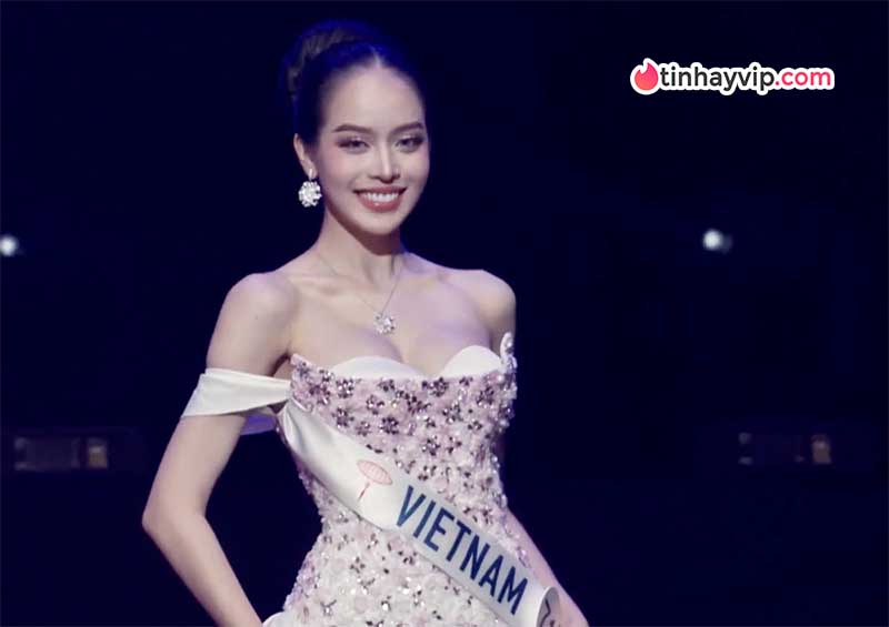 Huỳnh Thị Thanh Thủy hiếm hoi hở bạo khoe cơ thể nuột nà