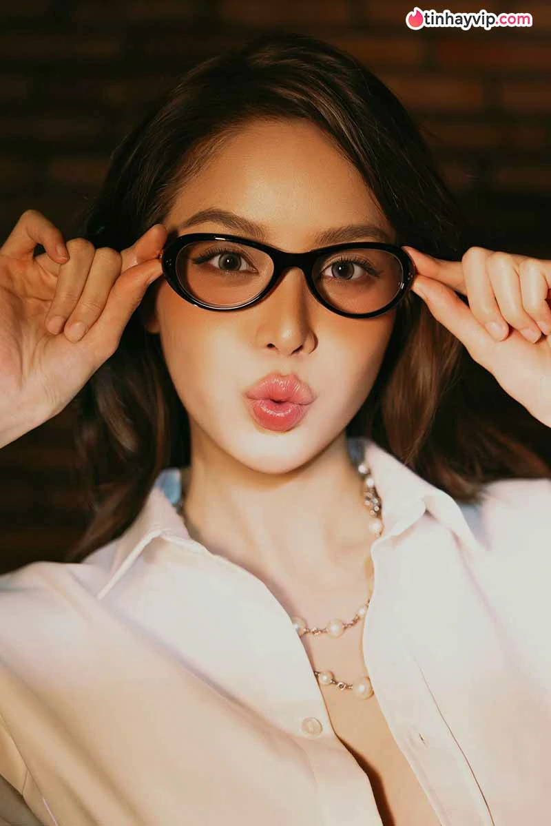 Huỳnh Thị Thanh Thủy hiếm hoi hở bạo khoe cơ thể nuột nà