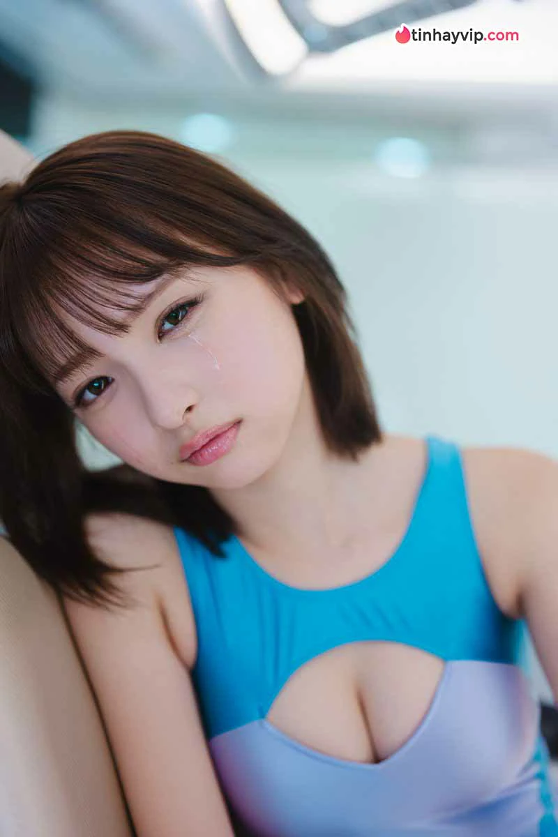 Ichinose Runa khoe visual cực phẩm với bikini khăn đỏ sexy