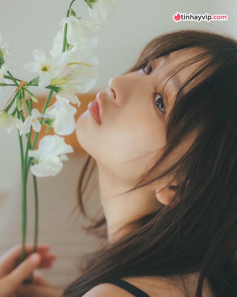 Ichinose Runa khoe visual cực phẩm với bikini khăn đỏ sexy