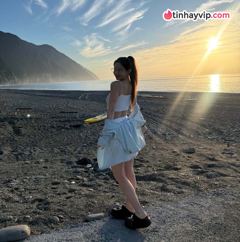 Kim Na Yeon chiếm sóng MXH với loạt ảnh khoe trọn vòng eo cực phẩm