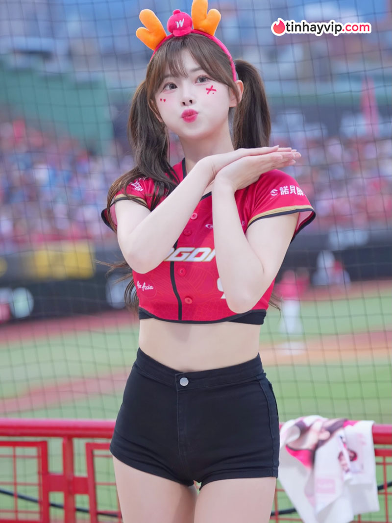 Kim Na Yeon chiếm sóng MXH với loạt ảnh khoe trọn vòng eo cực phẩm