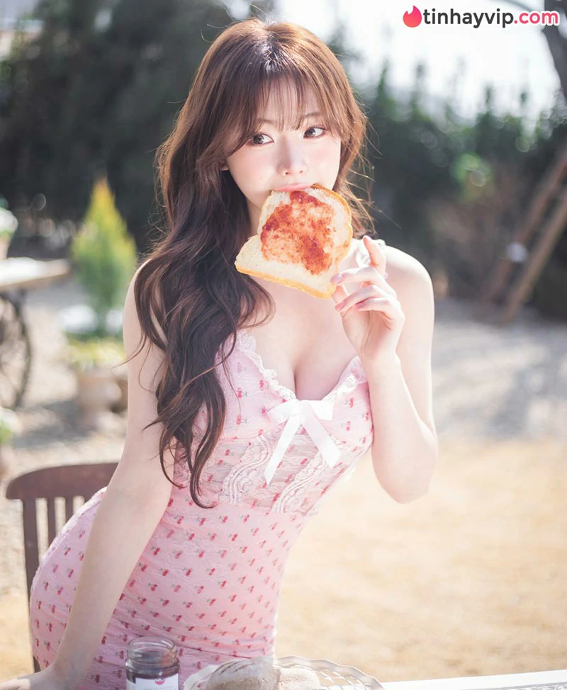 Kim Na Yeon chiếm sóng MXH với loạt ảnh khoe trọn vòng eo cực phẩm