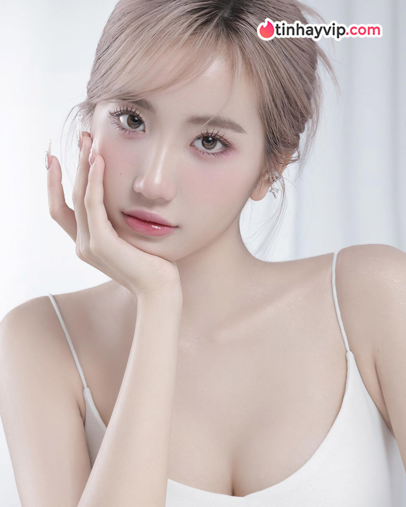 Lê Thị Khánh Huyền là ai? Tiểu sử Khánh Huyền 2K4, hành trình nổi tiếng của hot mom bản lĩnh