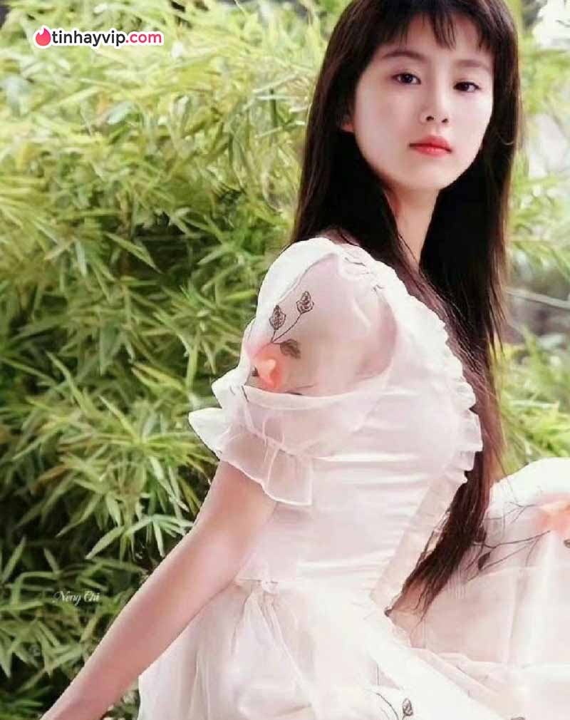 Lưu Thi Thi gây chú ý khi xuất hiện tại Hồ Gươm, Hà Nội