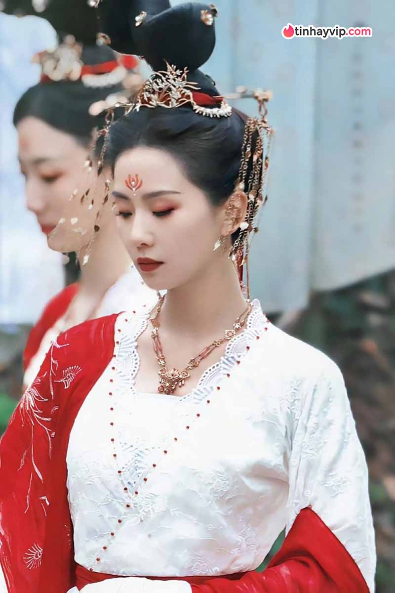 Lưu Thi Thi gây chú ý khi xuất hiện tại Hồ Gươm, Hà Nội