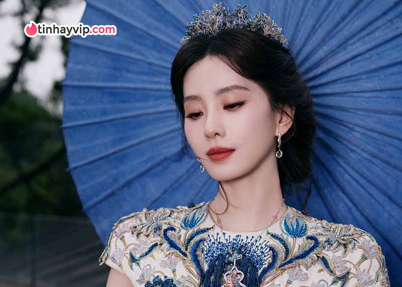 Lưu Thi Thi gây chú ý khi xuất hiện tại Hồ Gươm, Hà Nội
