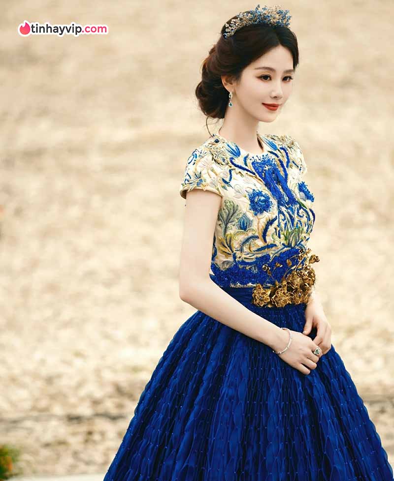 Lưu Thi Thi gây chú ý khi xuất hiện tại Hồ Gươm, Hà Nội
