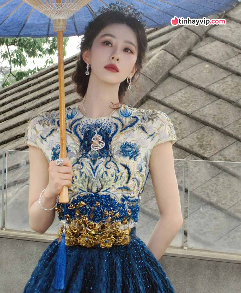Lưu Thi Thi gây chú ý khi xuất hiện tại Hồ Gươm, Hà Nội