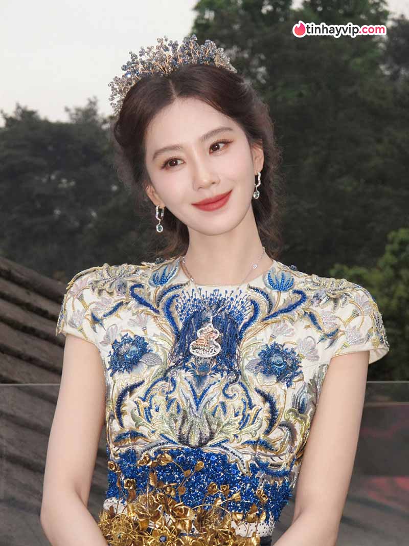 Lưu Thi Thi gây chú ý khi xuất hiện tại Hồ Gươm, Hà Nội
